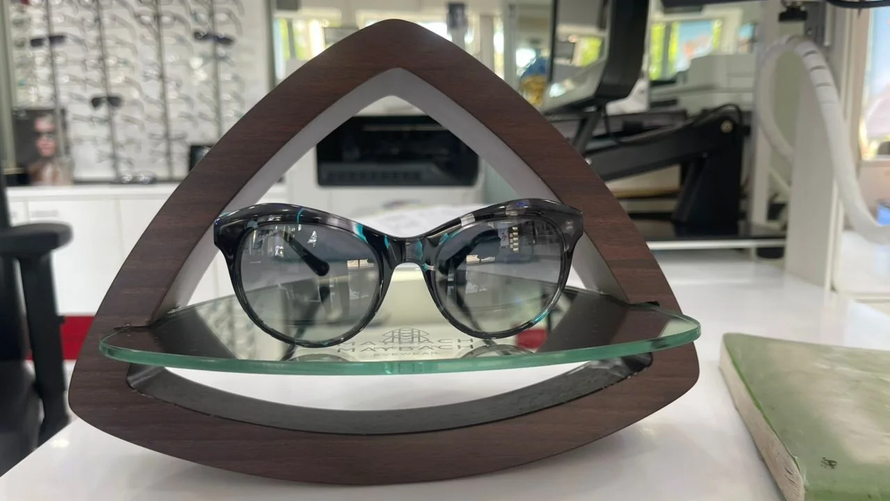 Monture noire exposée chez Optique Ottica